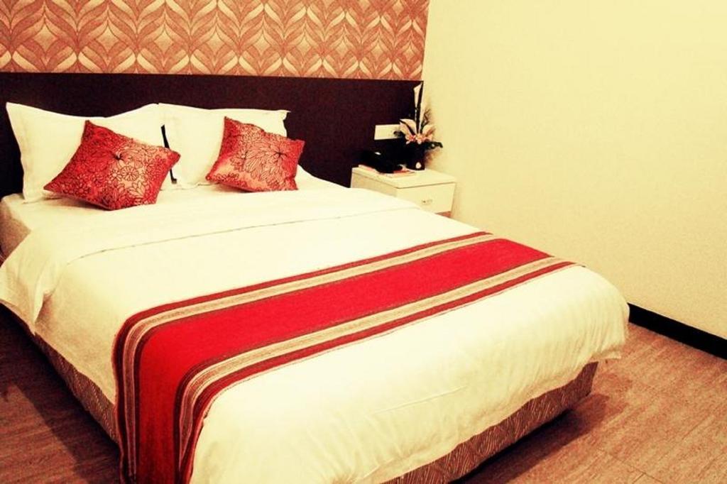 Adel Hotel Putatan Номер фото