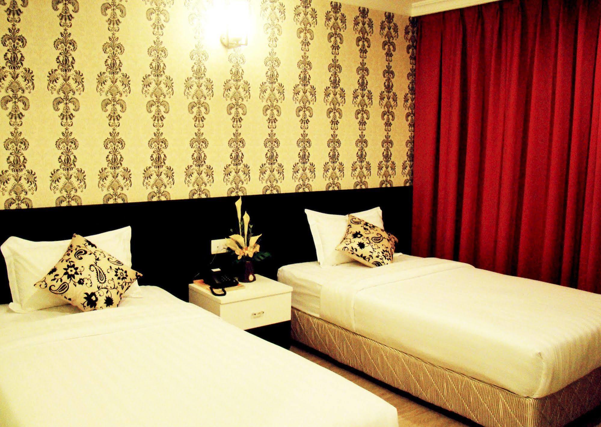 Adel Hotel Putatan Экстерьер фото